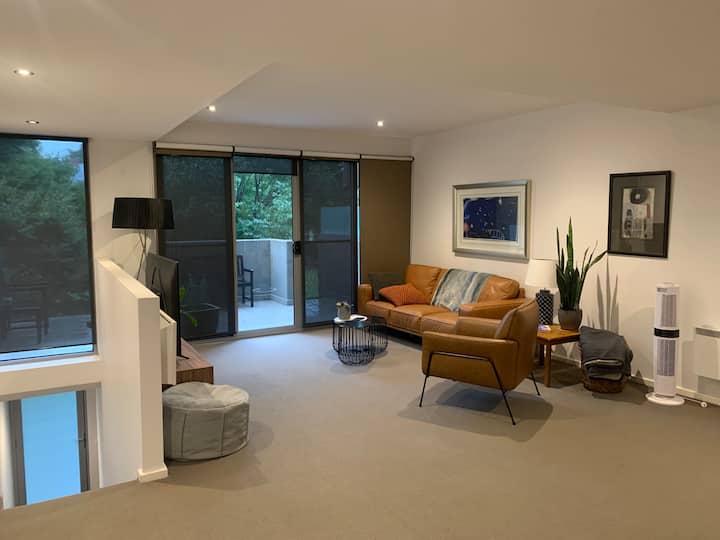 Spacious 3 Bedroom Townhouse With Peaceful Outlook - Melbourne