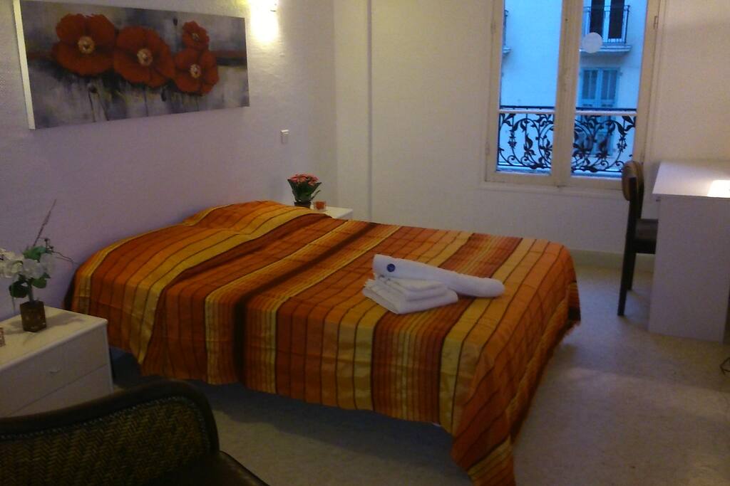La chambre ( cambre et salon sont indépendants et dispo pour les visiteurs )