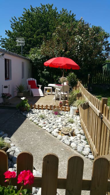Votre terrasse, très agréable pour prendre les repas ou profiter du soleil.