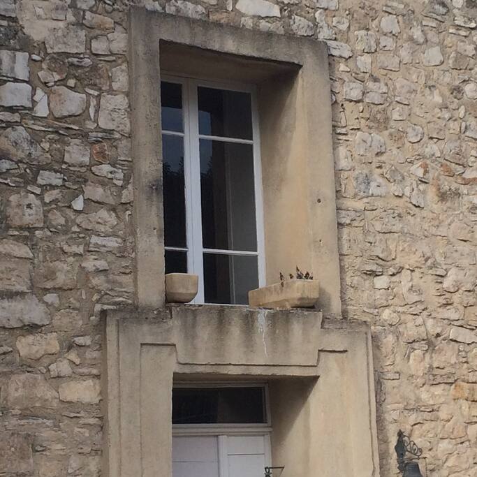 porte fenêtre du logement dans le mas