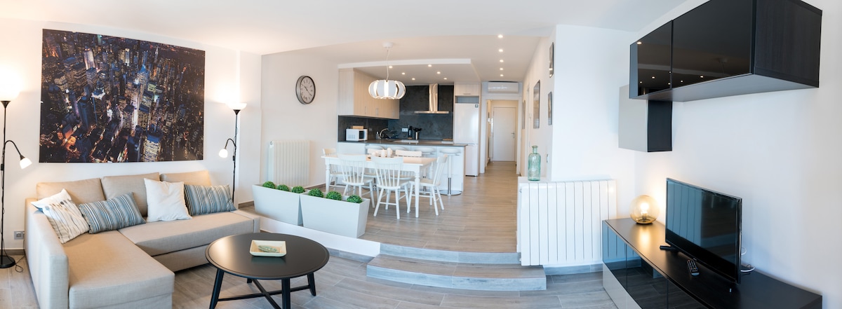 Top performing Airbnb: SeaHomes Vacations - Cala Banys Seafront Apt +PKG in Lloret De Mar