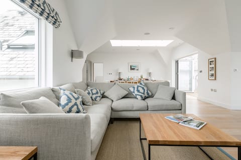 Popular Airbnb listing: Contemporary Style Beachfront House With a Hot Tub in Cornwall
