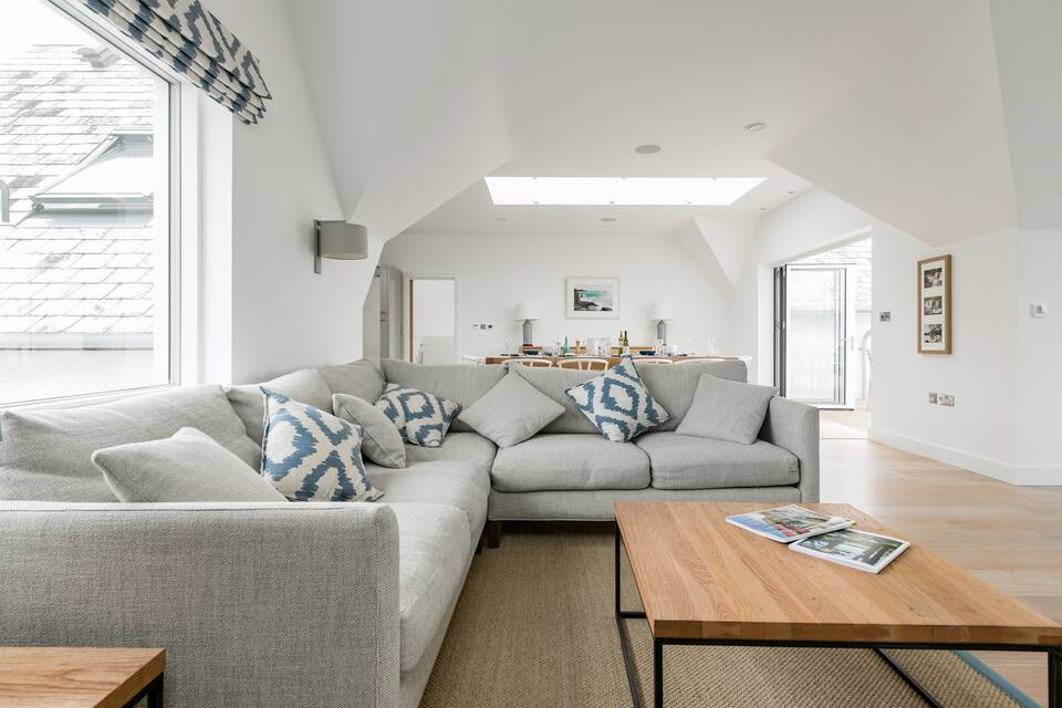 A modern surf house on the Cornish coast, Cornwall, England, United Kingdom, photo 5 of 10