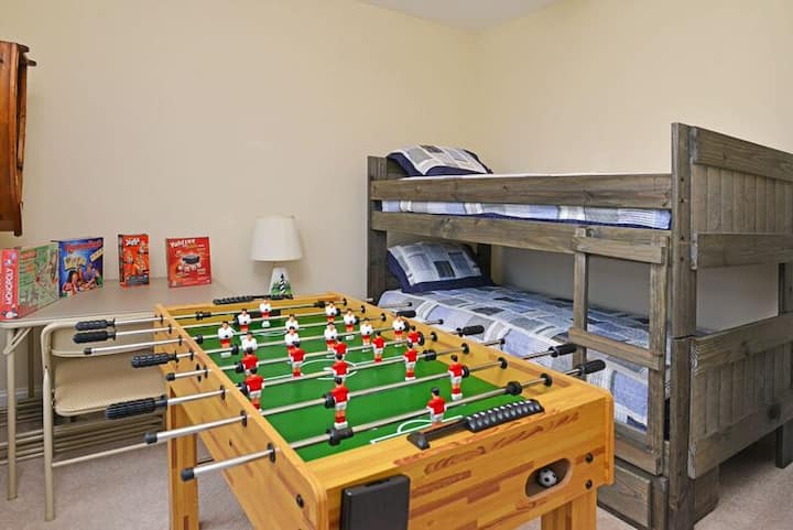 Dormitorio de abajo.  Perfecto para familias.  ¡Juegos divertidos incluidos!
