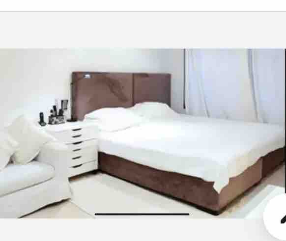 soba 1 
glavni apartman sa saunom 
 2 camas de 1.20m cada 
juntas 2.40 m super king 
ukupan smještaj 13 gostiju kao što vidite sliku 