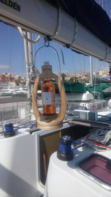Une bouteille de rosé vous attendra à bord
A bottle of rosé will wait for you on board