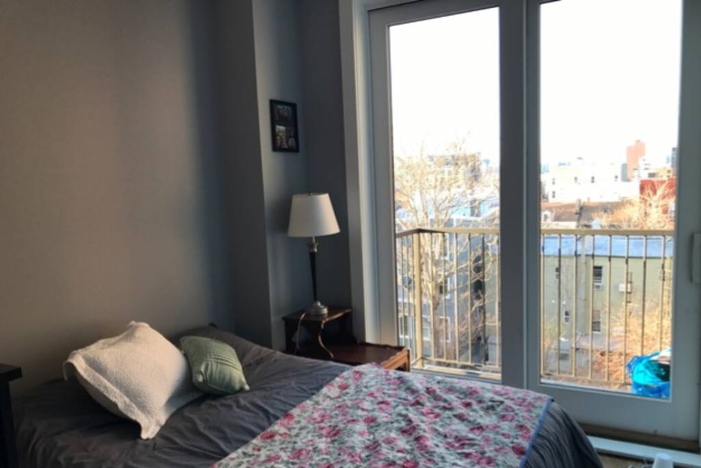 Bedroom w/balcony & NYC skyline view