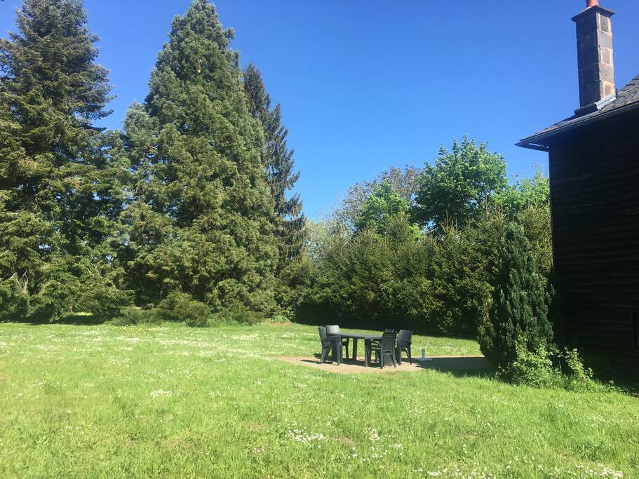 Le parc avec la terrasse à l'arrière de la maison (accès par la cuisine)