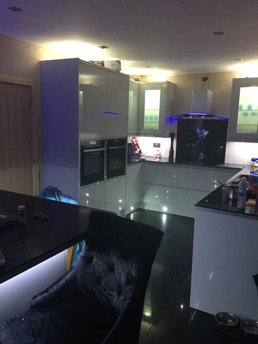 Kitchen and island seats 8