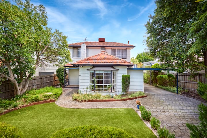 Beaumaris House private pool & Pet friendly