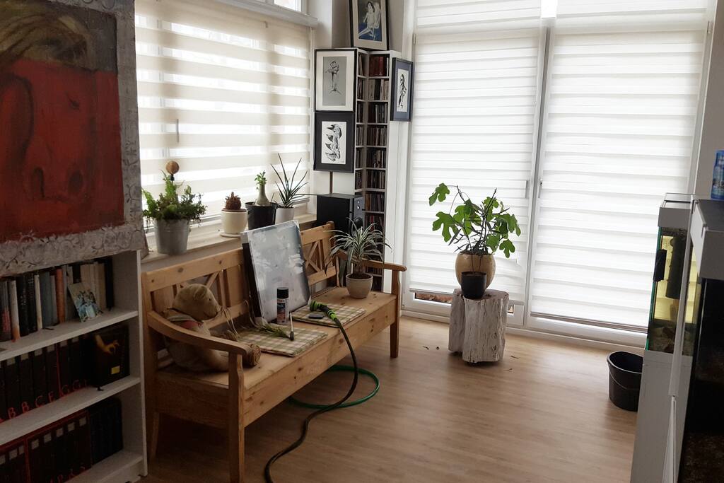 Wohnzimmer mit Tür zur Terrasse