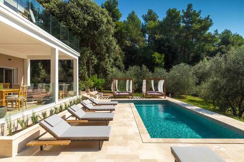SeaView Villa with POOL and complete Privacy!