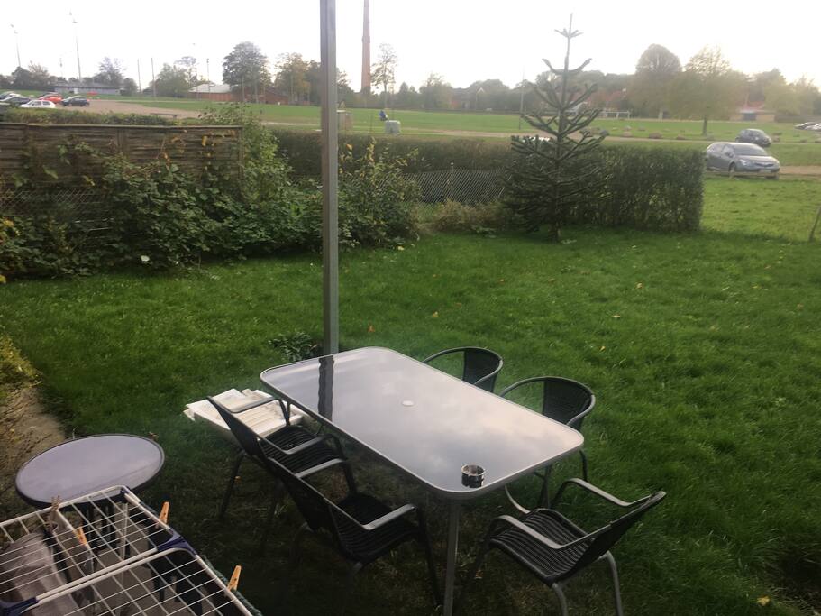 Den private lille have med udgang til Offentligt grønt område.
