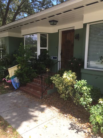 Comfy lakefront home w/queen bed & amenities