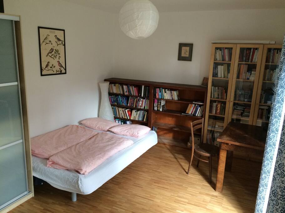 Cosy room with a view of the yard and own bathroom, separate from the rest of the apartment