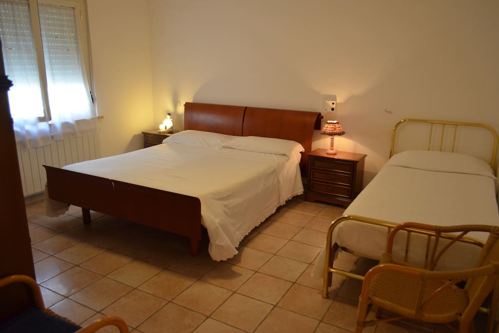 Camera da letto, con letto matrimoniale e letto singolo