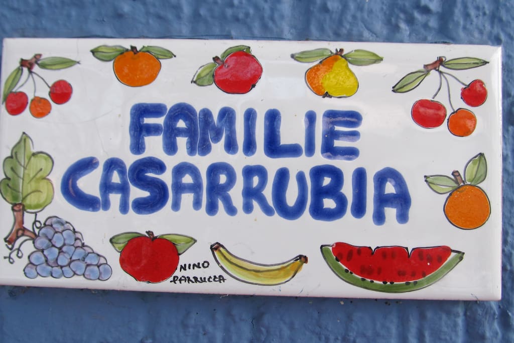 ...Enrico und Barbara wohnen hier, Sofia, Mirko und David kehren manchmal in ihr Zuhause zurück und die beiden Katzendamen Giada und Mia gehen ebenfalls ein und aus...