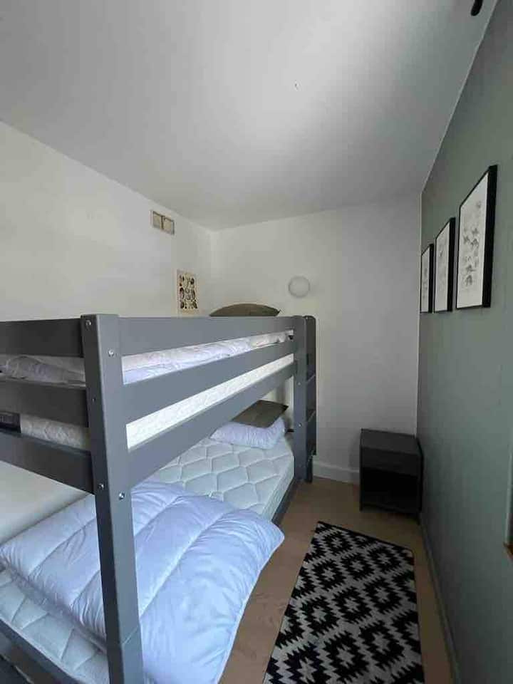 Dječja spavaonica 
Kreveti na kat s vrhunskim hotelskim madracima 
Uključena je bijela posteljina Linvosges 
