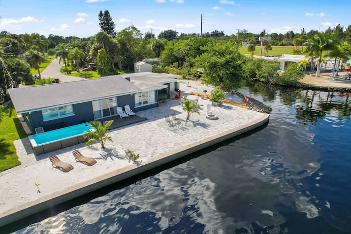 Aqua Vista * Waterfront Resort Style * Near Beaches - Venice, FL