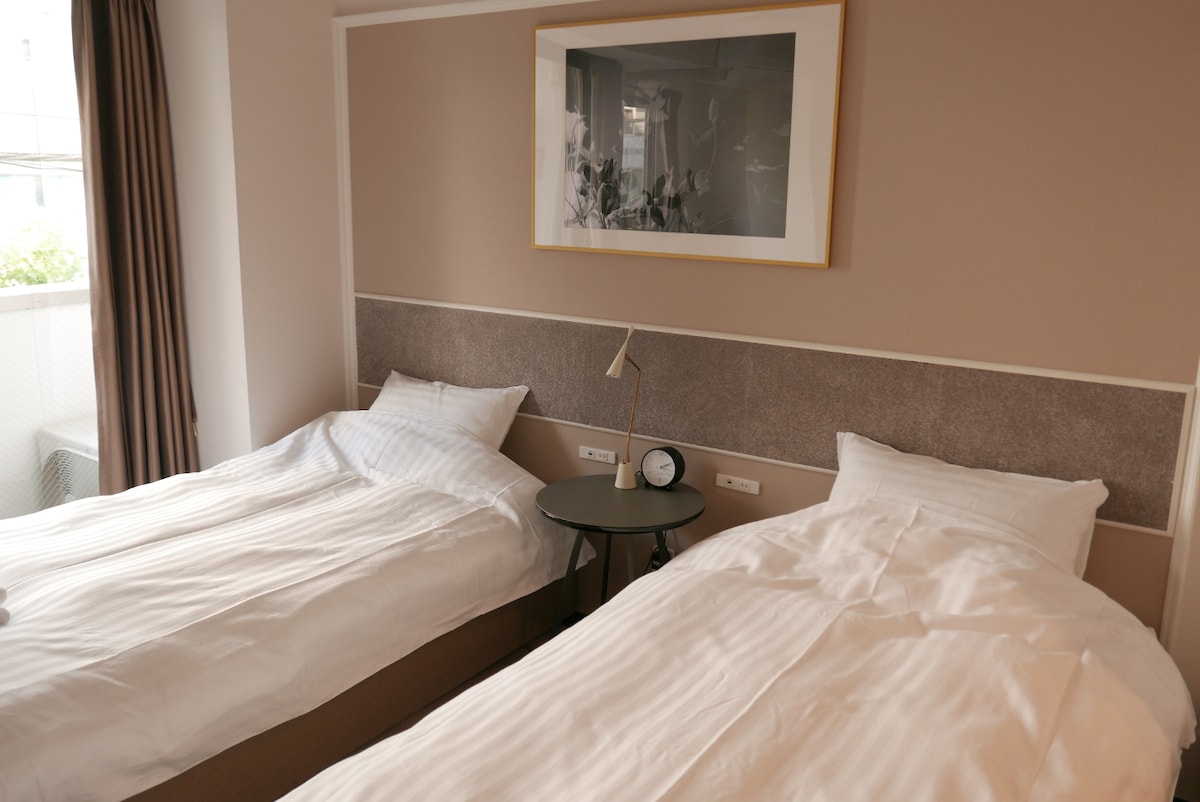 ■ חדר■ זוגי
מזרן סימונס לשינה נוחה בלילה.יש שקע ליד המיטה.
