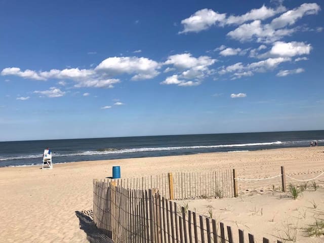 Cozy Oceanside Condo, a few steps to the beach