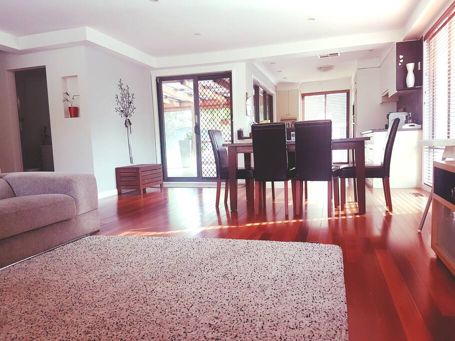 spacious living/dining area