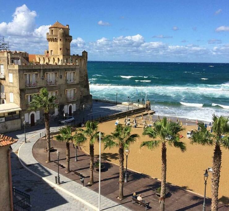 Torre Perrotti e lungomare.