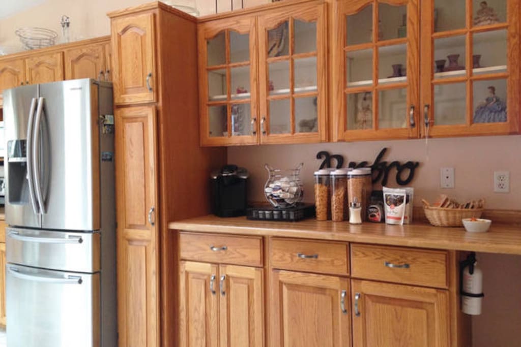 Kitchen, continental breakfast available.