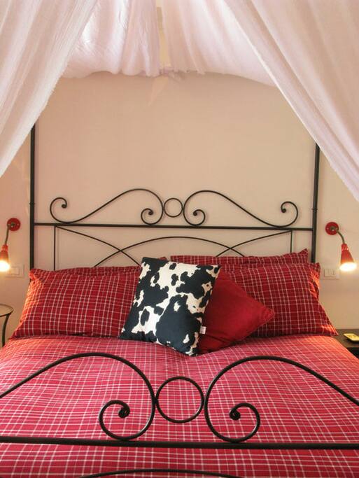 CAMERA ROSSA
È arredata con dettagli animalier, letto a baldacchino e fermatende marocchini... per un’atmosfera esotica. Si affaccia sul terrazzo panoramico e ospita a richiesta un terzo letto.
