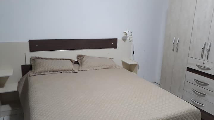 الغرفة 4 - سرير بحجم وسط ، مروحة كبيرة ، أرضية