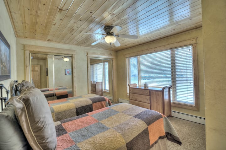 Na katu Spavaća soba s dva odvojena kreveta (okrenuta prema zapadu)