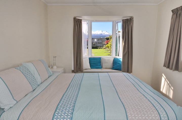 ¡El dormitorio principal con cama tamaño Queen y la mejor vista!