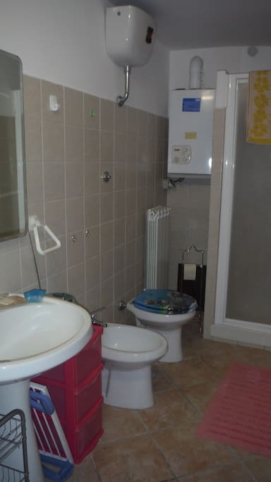 il bagno con doccia