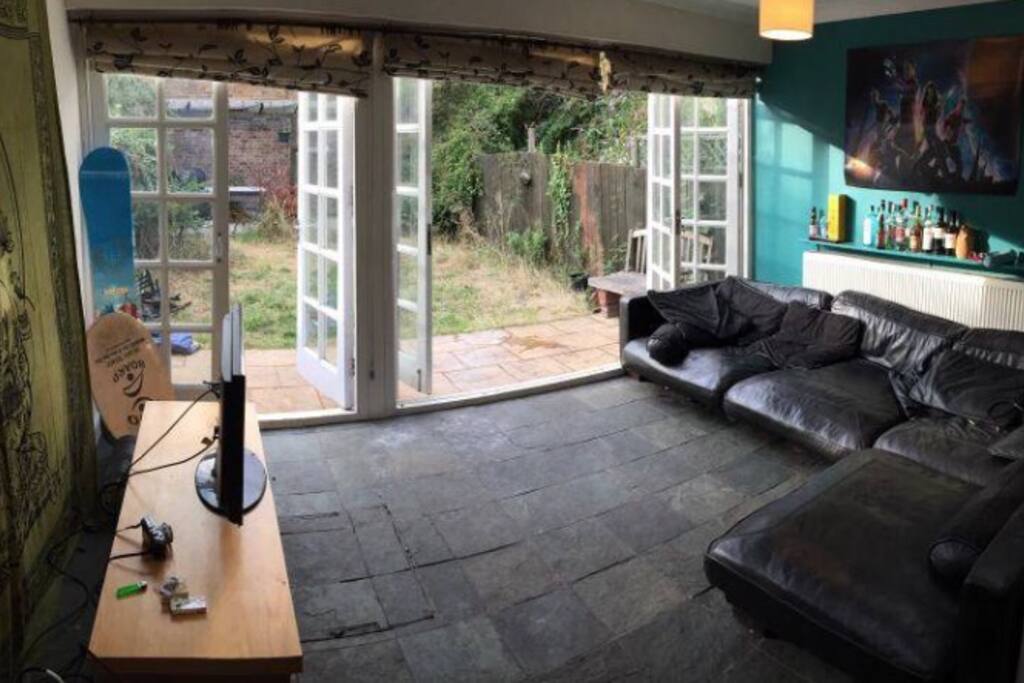 Huge living room with a nice garden.
