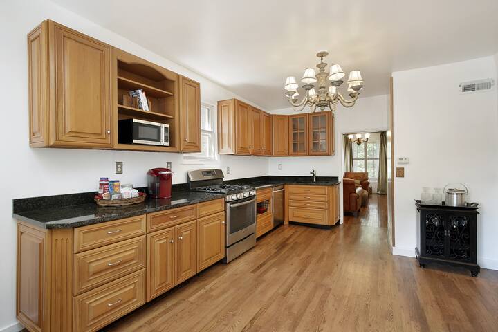 Spacious 4 bedroom North side Apt / Parking gallery image 5