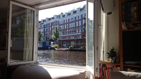 Popular Airbnb listing: Houseboat central fine location with great comfort in Frederik Hendrikbuurt Zuidoost