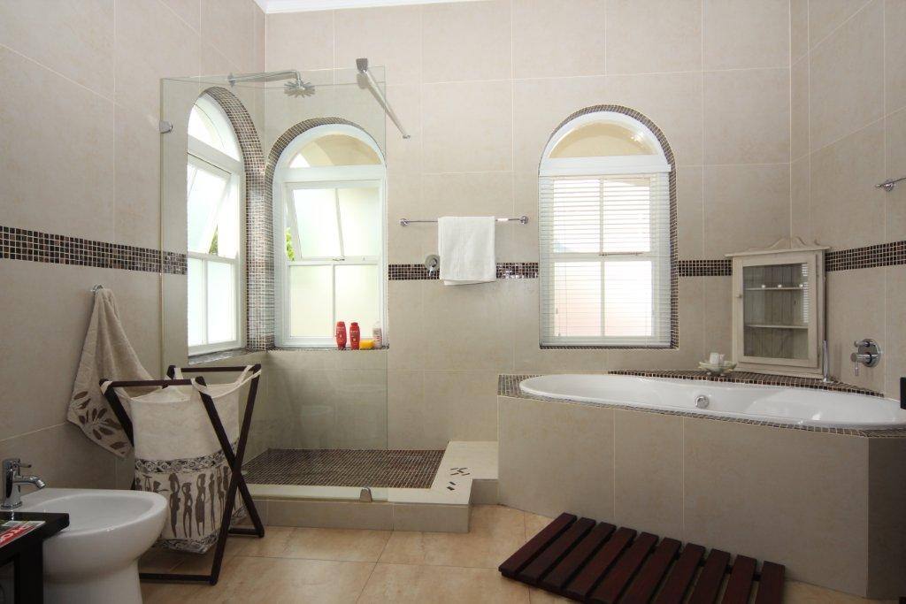 Spacious main bathroom