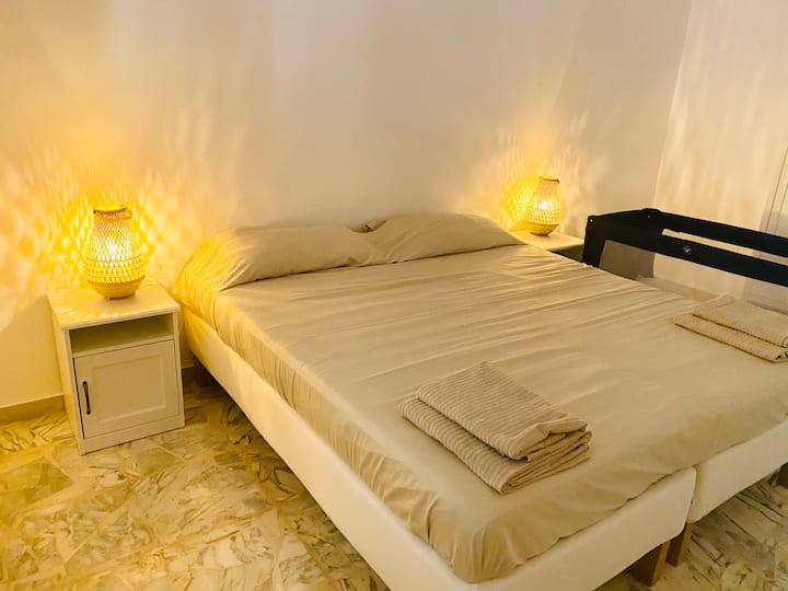 卧室2配有两张单人床，可拼成一张双人床