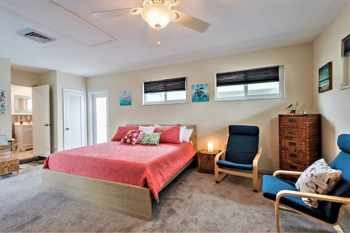 Rymligt tredje sovrummet har stor vardagsrumsdel och HDTV. 