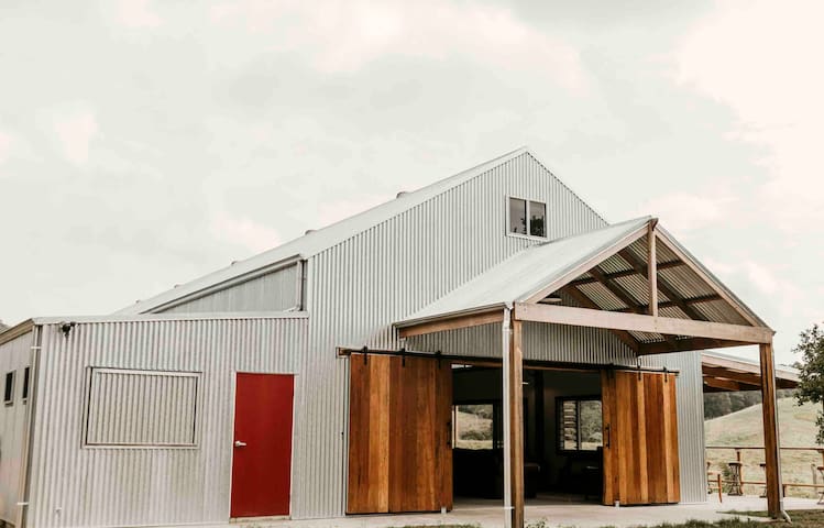 Luxury Woolshed Farm Retreat “Coolamon Station”