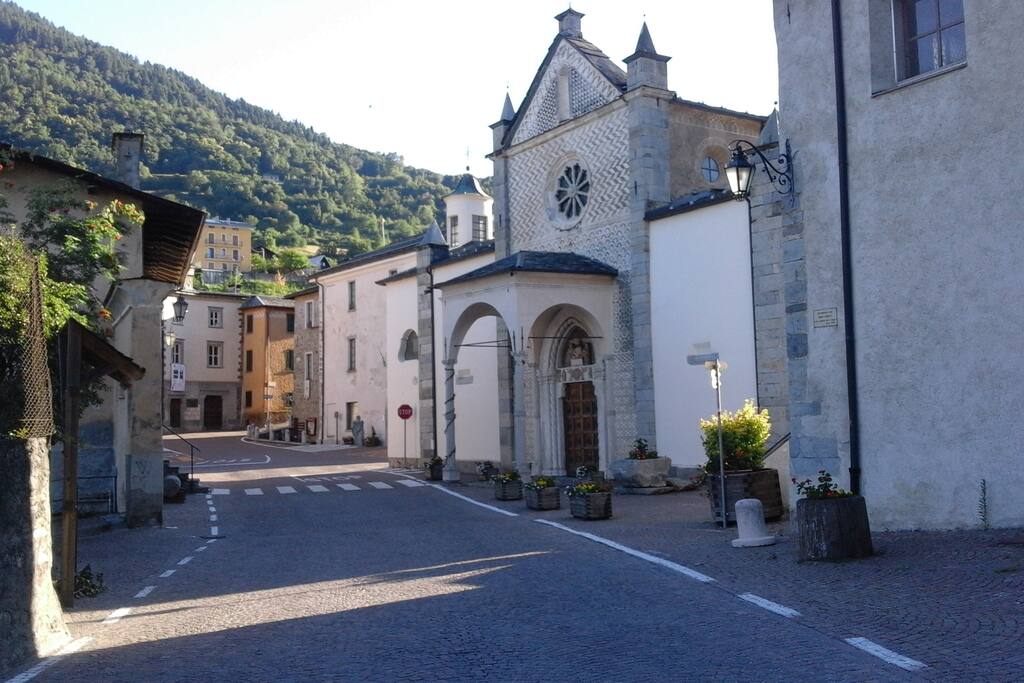 Piazza Sant'Eufemia, davanti a casa