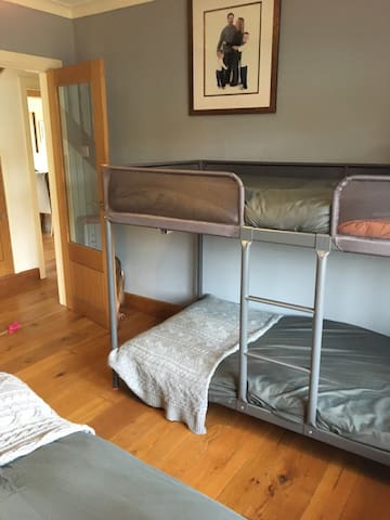 Lovely ground floor double bedroom sleeps 3