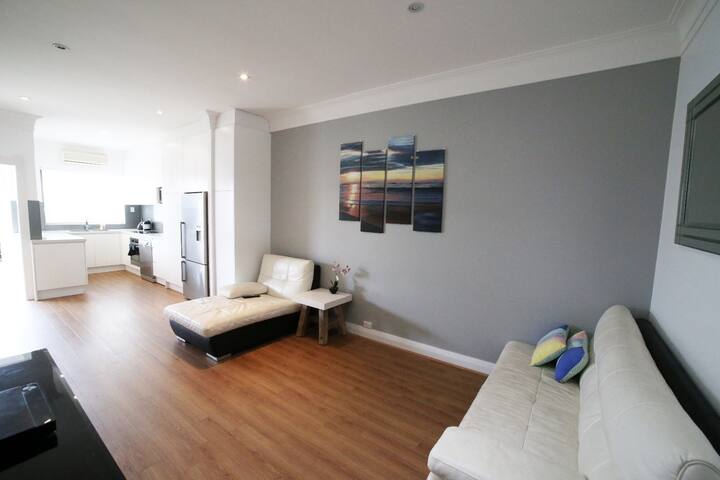 Beautiful BONDI BEACH Beachside House 3 bd 4-6 ppl gallery image 5