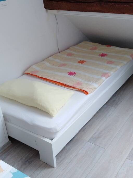 Zweites Bett mit den Maßen 200x90 cm