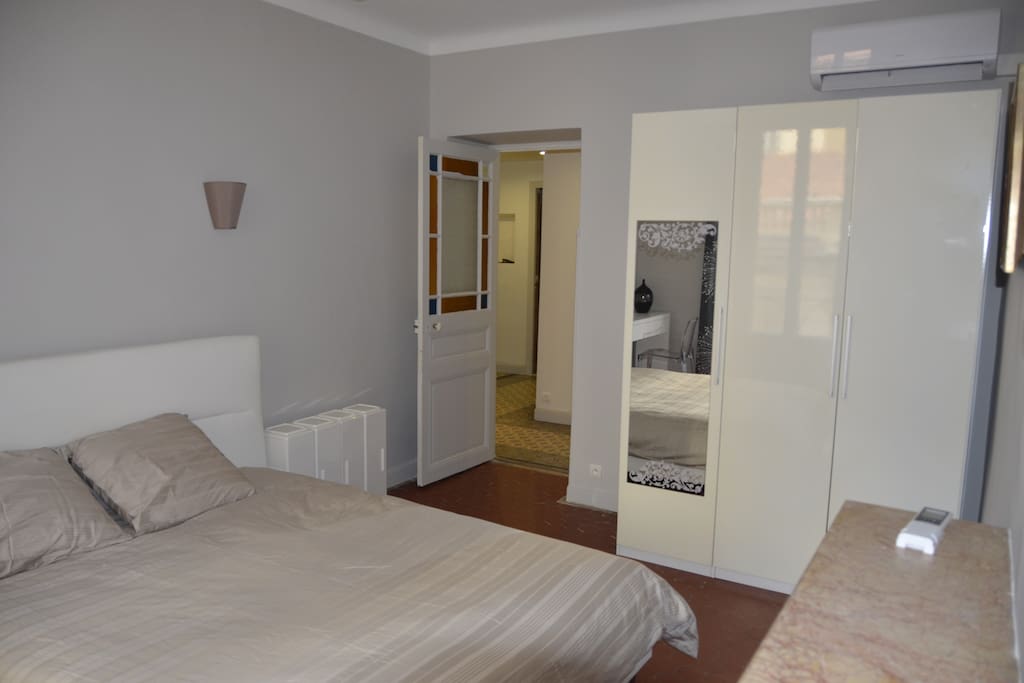 First bedroom with kingsize doublebed. Belle chambre n°1 avec climatisation et un bureau pour travailler si besoin