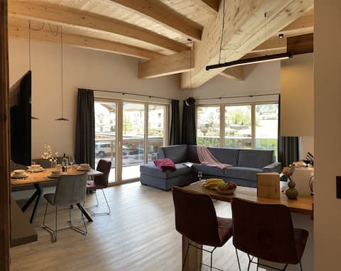Top Airbnb: Exclusive Alpine Quarter 1 with balcony in Fügen