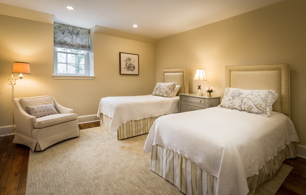 Jill room with two twin beds