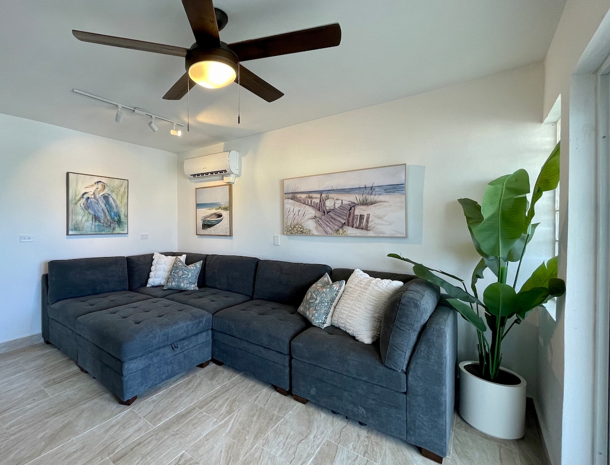 SEBULE ya ghorofa ya juu 

- Sehemu kubwa ya ziada
--Large Screen  Smart TV
--WiFi
--Large French Doors- 

-- Roshani Kubwa Iliyofunikwa na Bwawa na Mionekano ya Bahari

