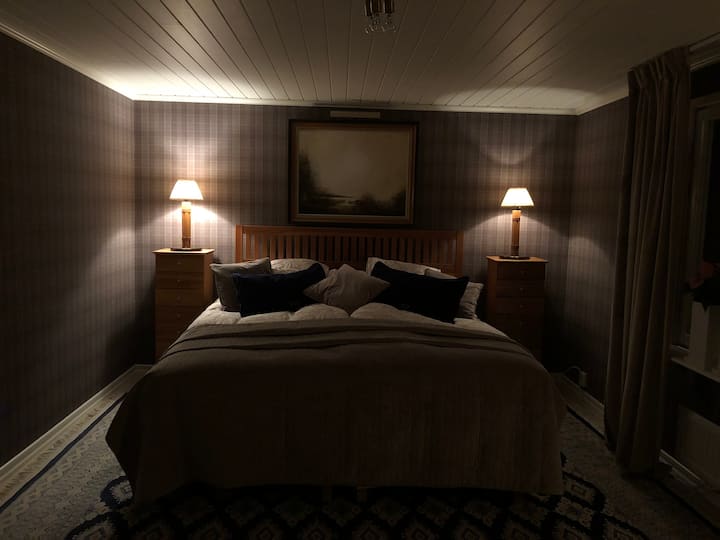 Наскоро реновирана стая за гости с много удобни легла, тихо местоположение, директна връзка с новопостроена тоалетна с пералня и душ.