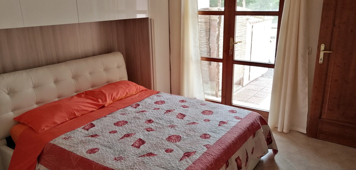 双人卧室，配有双层床和婴儿床（可应要求提供3岁以下儿童）